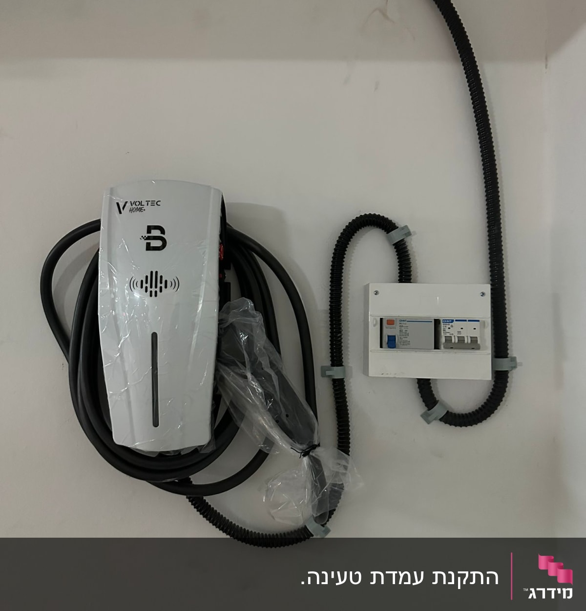 מטען חשמלי עם כבלים על קיר